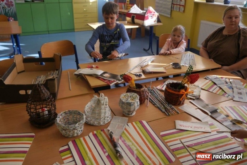 Zdjęcie w galerii na portalu naszraciborz.pl: Stroiki, babki i stypendia - czyli wielkanocny kiermasz w szkole w Rudach  wiadomości z regionu