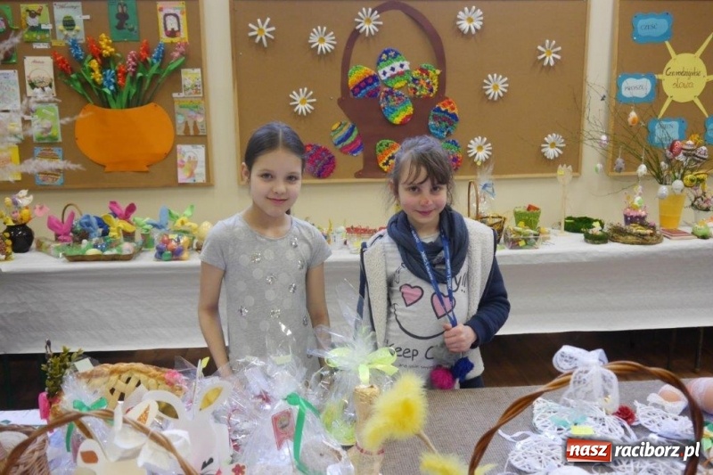 Zdjęcie w galerii na portalu naszraciborz.pl: Stroiki, babki i stypendia - czyli wielkanocny kiermasz w szkole w Rudach  wiadomości z regionu