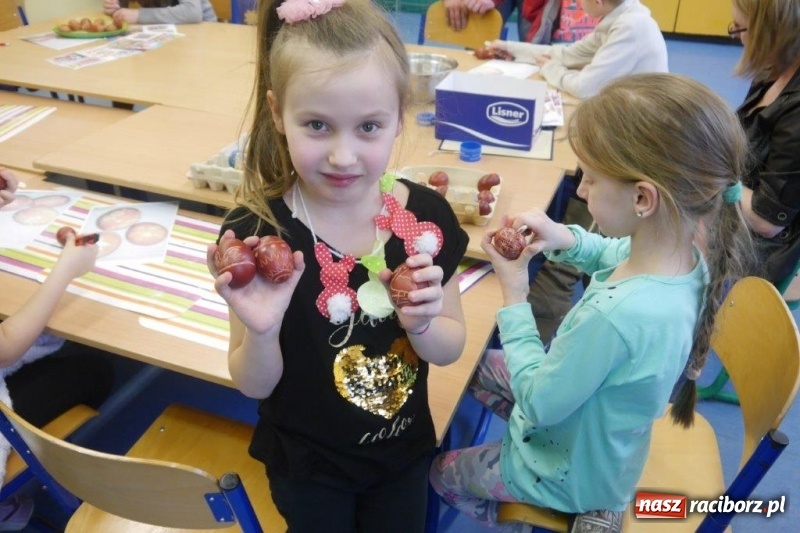 Zdjęcie w galerii na portalu naszraciborz.pl: Stroiki, babki i stypendia - czyli wielkanocny kiermasz w szkole w Rudach  wiadomości z regionu
