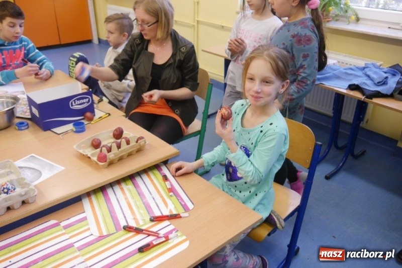 Zdjęcie w galerii na portalu naszraciborz.pl: Stroiki, babki i stypendia - czyli wielkanocny kiermasz w szkole w Rudach  wiadomości z regionu