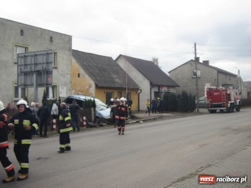 Zdjęcie w galerii na portalu naszraciborz.pl: Policja podsumowała świąteczny weekend. Rekordzista ściął słup i wjechał w płot prywatnej posesji  wiadomości z regionu
