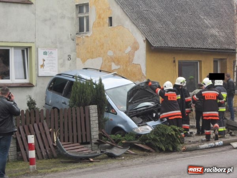 Zdjęcie w galerii na portalu naszraciborz.pl: Policja podsumowała świąteczny weekend. Rekordzista ściął słup i wjechał w płot prywatnej posesji  wiadomości z regionu