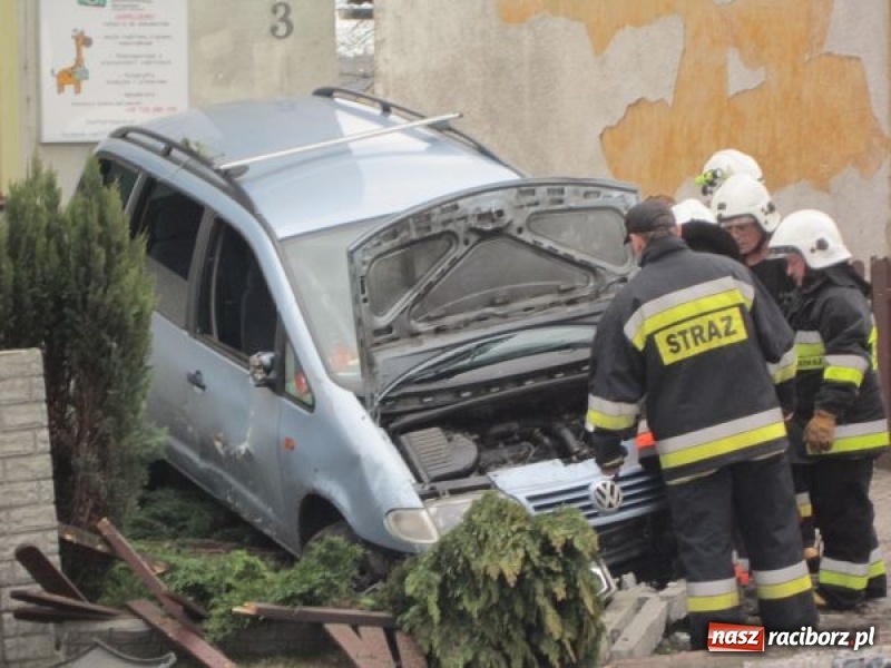 Zdjęcie w galerii na portalu naszraciborz.pl: Policja podsumowała świąteczny weekend. Rekordzista ściął słup i wjechał w płot prywatnej posesji  wiadomości z regionu