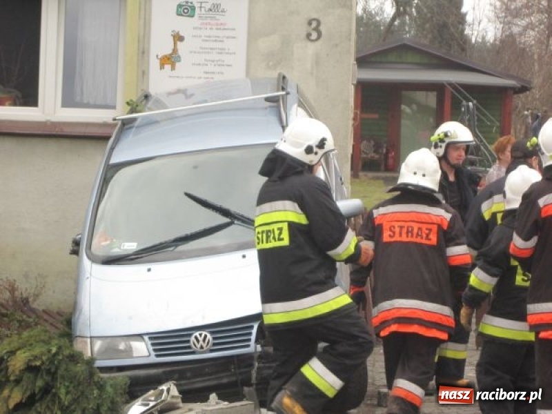 Zdjęcie w galerii na portalu naszraciborz.pl: Policja podsumowała świąteczny weekend. Rekordzista ściął słup i wjechał w płot prywatnej posesji  wiadomości z regionu