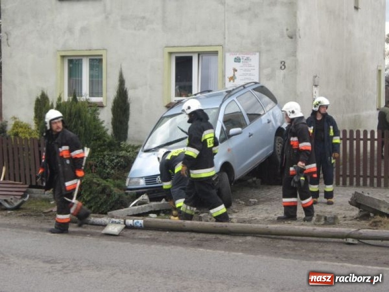 Zdjęcie w galerii na portalu naszraciborz.pl: Policja podsumowała świąteczny weekend. Rekordzista ściął słup i wjechał w płot prywatnej posesji  wiadomości z regionu