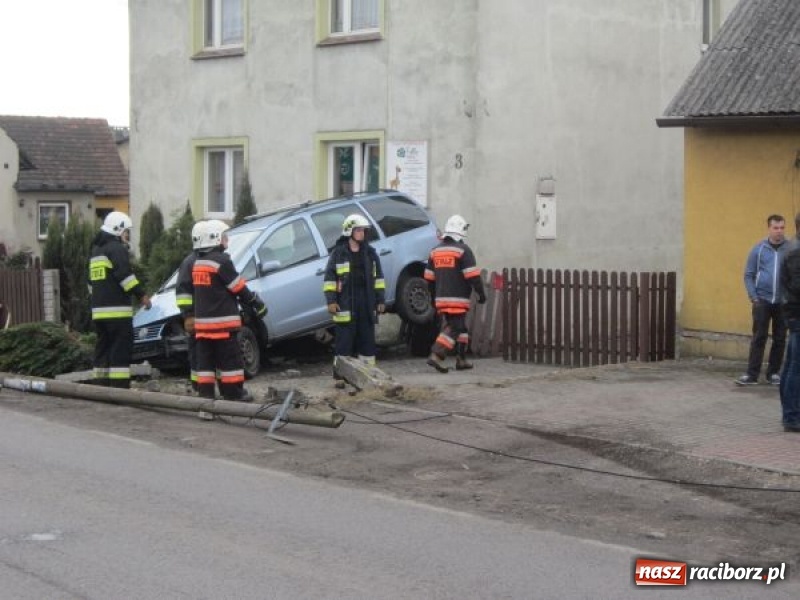Zdjęcie w galerii na portalu naszraciborz.pl: Policja podsumowała świąteczny weekend. Rekordzista ściął słup i wjechał w płot prywatnej posesji  wiadomości z regionu