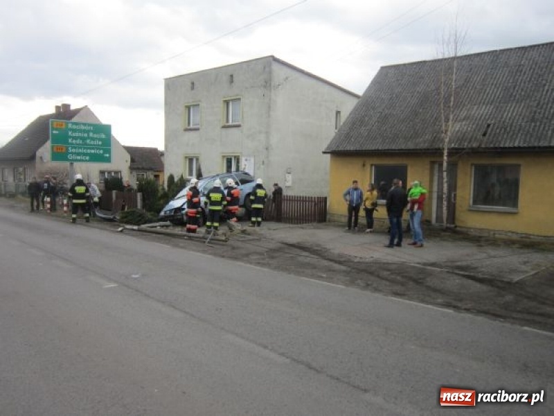 Zdjęcie w galerii na portalu naszraciborz.pl: Policja podsumowała świąteczny weekend. Rekordzista ściął słup i wjechał w płot prywatnej posesji  wiadomości z regionu