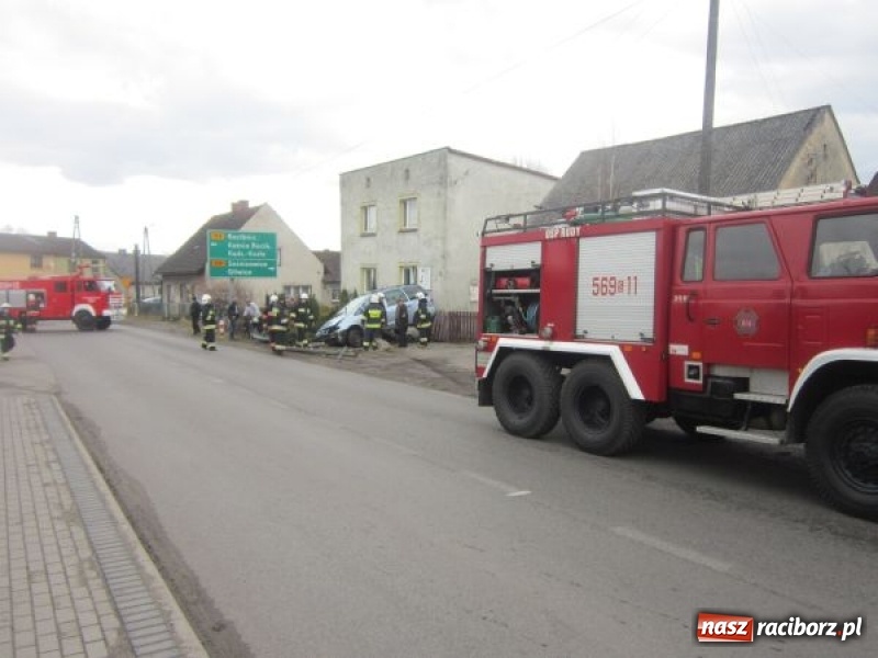 Zdjęcie w galerii na portalu naszraciborz.pl: Policja podsumowała świąteczny weekend. Rekordzista ściął słup i wjechał w płot prywatnej posesji  wiadomości z regionu