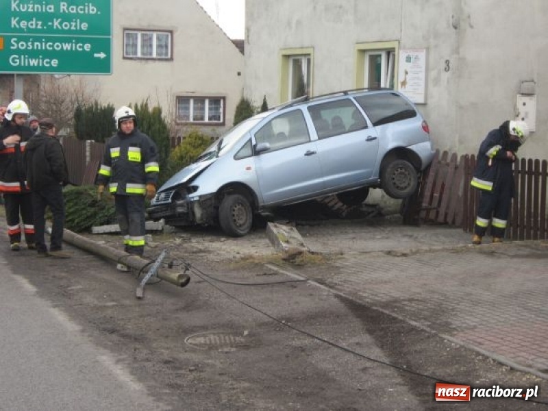 Zdjęcie w galerii na portalu naszraciborz.pl: Policja podsumowała świąteczny weekend. Rekordzista ściął słup i wjechał w płot prywatnej posesji  wiadomości z regionu