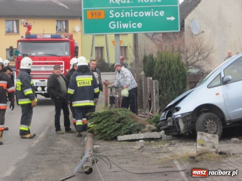 Zdjęcie w galerii na portalu naszraciborz.pl: Policja podsumowała świąteczny weekend. Rekordzista ściął słup i wjechał w płot prywatnej posesji  wiadomości z regionu