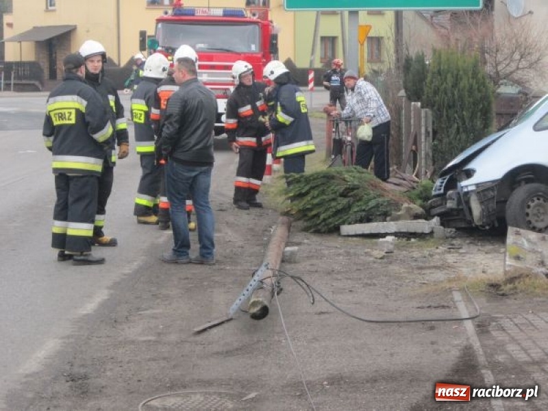 Zdjęcie w galerii na portalu naszraciborz.pl: Policja podsumowała świąteczny weekend. Rekordzista ściął słup i wjechał w płot prywatnej posesji  wiadomości z regionu
