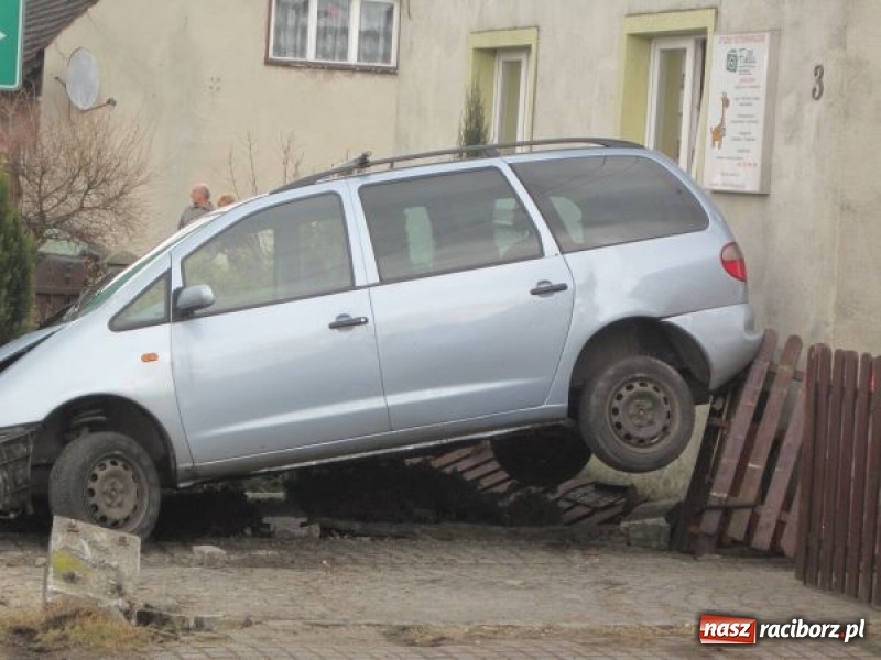 Zdjęcie w galerii na portalu naszraciborz.pl: Policja podsumowała świąteczny weekend. Rekordzista ściął słup i wjechał w płot prywatnej posesji  wiadomości z regionu