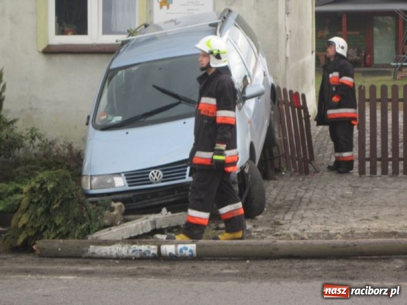 Zdjęcie w galerii na portalu naszraciborz.pl: Policja podsumowała świąteczny weekend. Rekordzista ściął słup i wjechał w płot prywatnej posesji  wiadomości z regionu