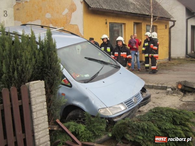 Zdjęcie w galerii na portalu naszraciborz.pl: Policja podsumowała świąteczny weekend. Rekordzista ściął słup i wjechał w płot prywatnej posesji  wiadomości z regionu