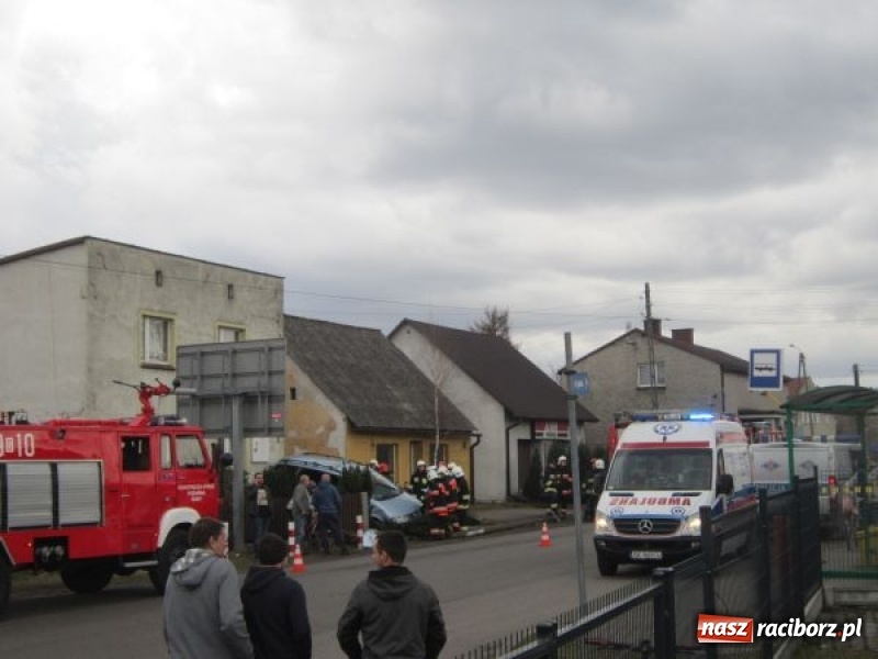 Zdjęcie w galerii na portalu naszraciborz.pl: Policja podsumowała świąteczny weekend. Rekordzista ściął słup i wjechał w płot prywatnej posesji  wiadomości z regionu