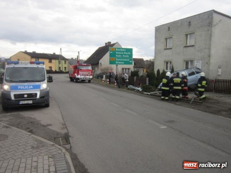 Zdjęcie w galerii na portalu naszraciborz.pl: Policja podsumowała świąteczny weekend. Rekordzista ściął słup i wjechał w płot prywatnej posesji  wiadomości z regionu
