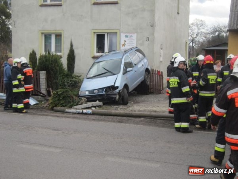 Zdjęcie w galerii na portalu naszraciborz.pl: Policja podsumowała świąteczny weekend. Rekordzista ściął słup i wjechał w płot prywatnej posesji  wiadomości z regionu