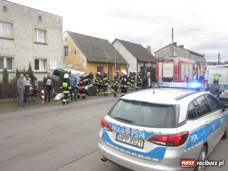 Zdjęcie w galerii na portalu naszraciborz.pl: Policja podsumowała świąteczny weekend. Rekordzista ściął słup i wjechał w płot prywatnej posesji  wiadomości z regionu