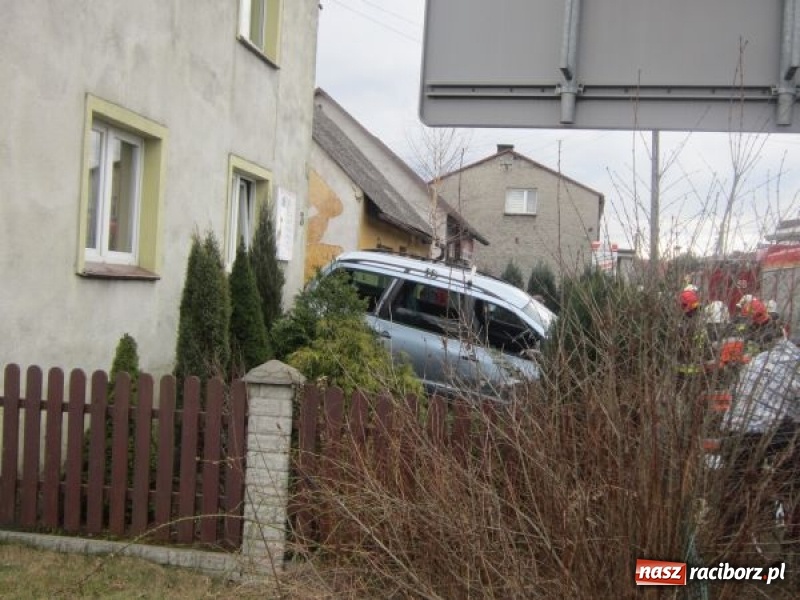 Zdjęcie w galerii na portalu naszraciborz.pl: Policja podsumowała świąteczny weekend. Rekordzista ściął słup i wjechał w płot prywatnej posesji  wiadomości z regionu