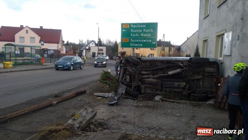 Zdjęcie w galerii na portalu naszraciborz.pl: Policja podsumowała świąteczny weekend. Rekordzista ściął słup i wjechał w płot prywatnej posesji  wiadomości z regionu