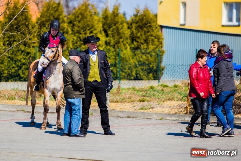 Zdjęcie w galerii na portalu naszraciborz.pl: Tradycji stało się zadość. Procesja konna w Zawadzie Książęcej  wiadomości z regionu