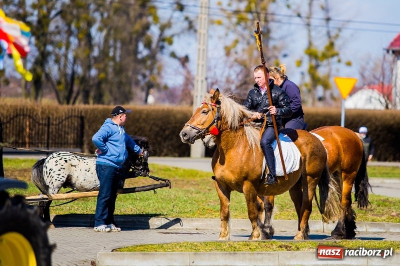 Zdjęcie w galerii na portalu naszraciborz.pl: Tradycji stało się zadość. Procesja konna w Zawadzie Książęcej  wiadomości z regionu