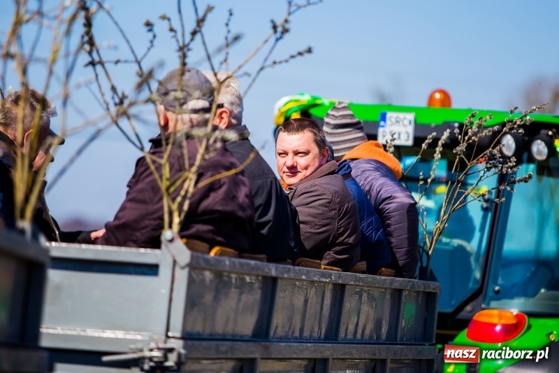 Zdjęcie w galerii na portalu naszraciborz.pl: Tradycji stało się zadość. Procesja konna w Zawadzie Książęcej  wiadomości z regionu