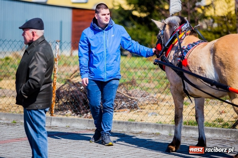 Zdjęcie w galerii na portalu naszraciborz.pl: Tradycji stało się zadość. Procesja konna w Zawadzie Książęcej  wiadomości z regionu