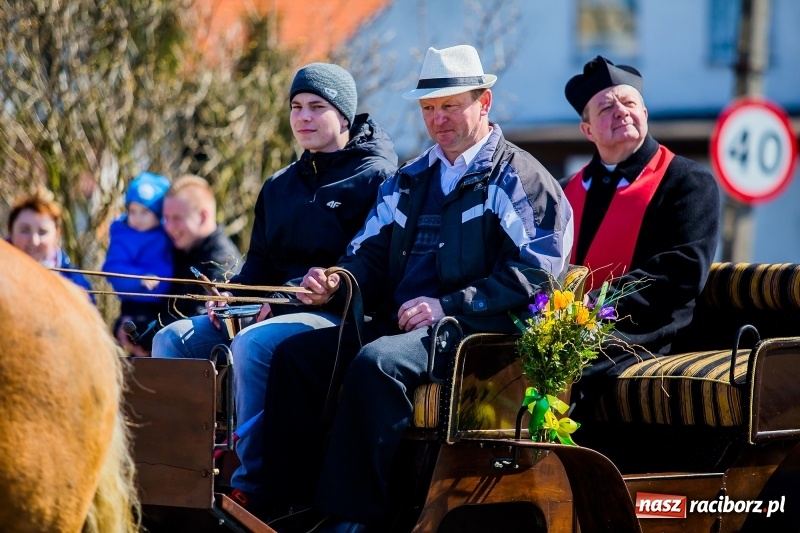Zdjęcie w galerii na portalu naszraciborz.pl: Tradycji stało się zadość. Procesja konna w Zawadzie Książęcej  wiadomości z regionu