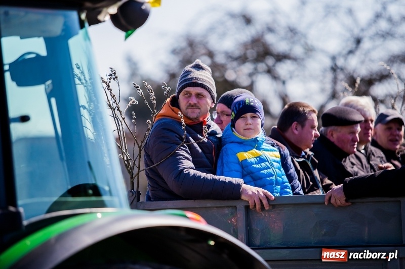 Zdjęcie w galerii na portalu naszraciborz.pl: Tradycji stało się zadość. Procesja konna w Zawadzie Książęcej  wiadomości z regionu