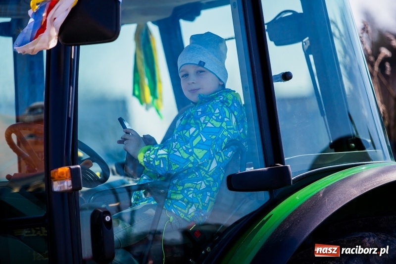 Zdjęcie w galerii na portalu naszraciborz.pl: Tradycji stało się zadość. Procesja konna w Zawadzie Książęcej  wiadomości z regionu
