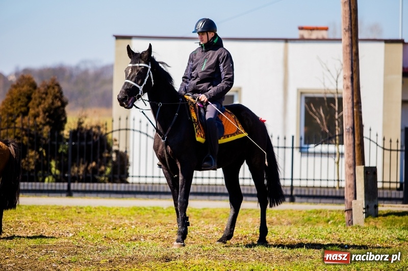 Zdjęcie w galerii na portalu naszraciborz.pl: Tradycji stało się zadość. Procesja konna w Zawadzie Książęcej  wiadomości z regionu