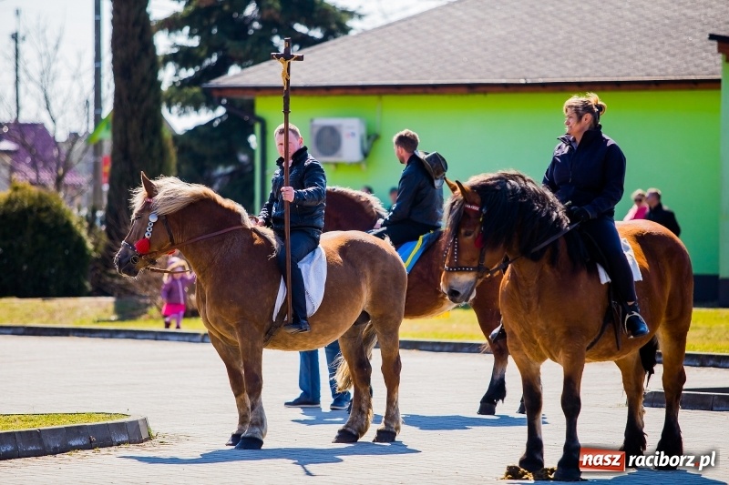 Zdjęcie w galerii na portalu naszraciborz.pl: Tradycji stało się zadość. Procesja konna w Zawadzie Książęcej  wiadomości z regionu