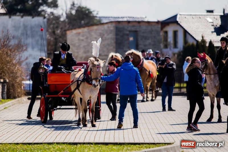 Zdjęcie w galerii na portalu naszraciborz.pl: Tradycji stało się zadość. Procesja konna w Zawadzie Książęcej  wiadomości z regionu