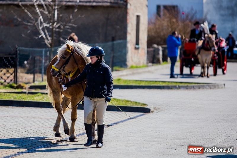 Zdjęcie w galerii na portalu naszraciborz.pl: Tradycji stało się zadość. Procesja konna w Zawadzie Książęcej  wiadomości z regionu