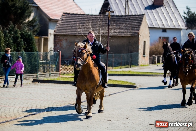 Zdjęcie w galerii na portalu naszraciborz.pl: Tradycji stało się zadość. Procesja konna w Zawadzie Książęcej  wiadomości z regionu