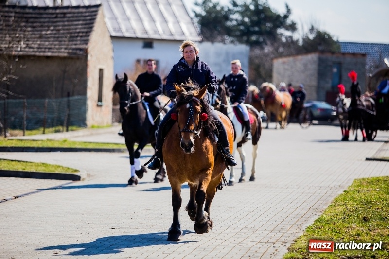 Zdjęcie w galerii na portalu naszraciborz.pl: Tradycji stało się zadość. Procesja konna w Zawadzie Książęcej  wiadomości z regionu