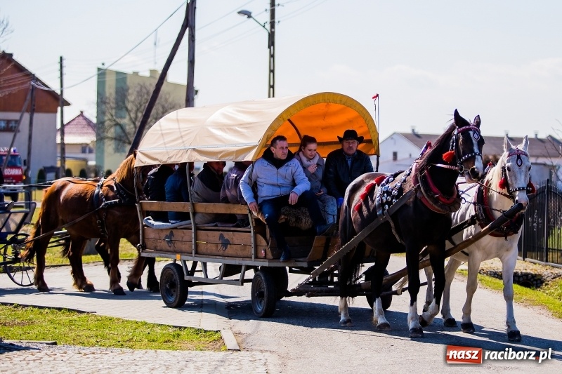 Zdjęcie w galerii na portalu naszraciborz.pl: Tradycji stało się zadość. Procesja konna w Zawadzie Książęcej  wiadomości z regionu