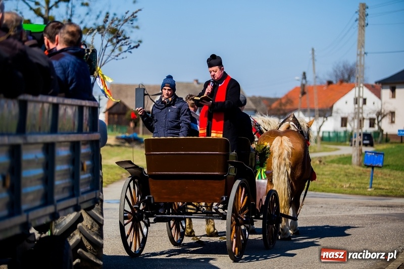 Zdjęcie w galerii na portalu naszraciborz.pl: Tradycji stało się zadość. Procesja konna w Zawadzie Książęcej  wiadomości z regionu