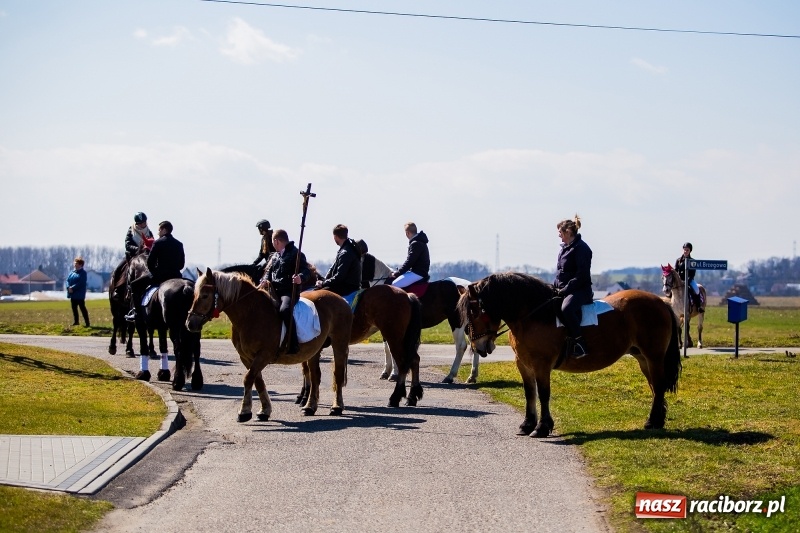 Zdjęcie w galerii na portalu naszraciborz.pl: Tradycji stało się zadość. Procesja konna w Zawadzie Książęcej  wiadomości z regionu