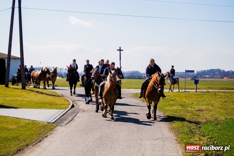 Zdjęcie w galerii na portalu naszraciborz.pl: Tradycji stało się zadość. Procesja konna w Zawadzie Książęcej  wiadomości z regionu