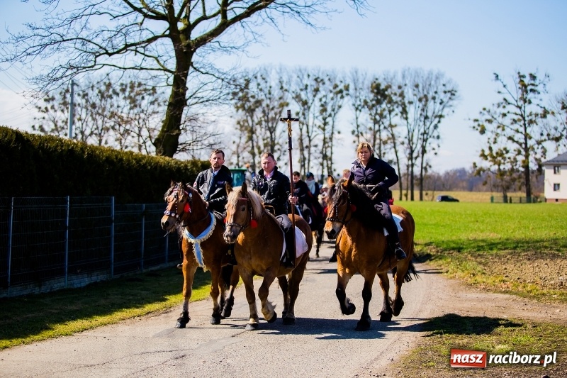 Zdjęcie w galerii na portalu naszraciborz.pl: Tradycji stało się zadość. Procesja konna w Zawadzie Książęcej  wiadomości z regionu