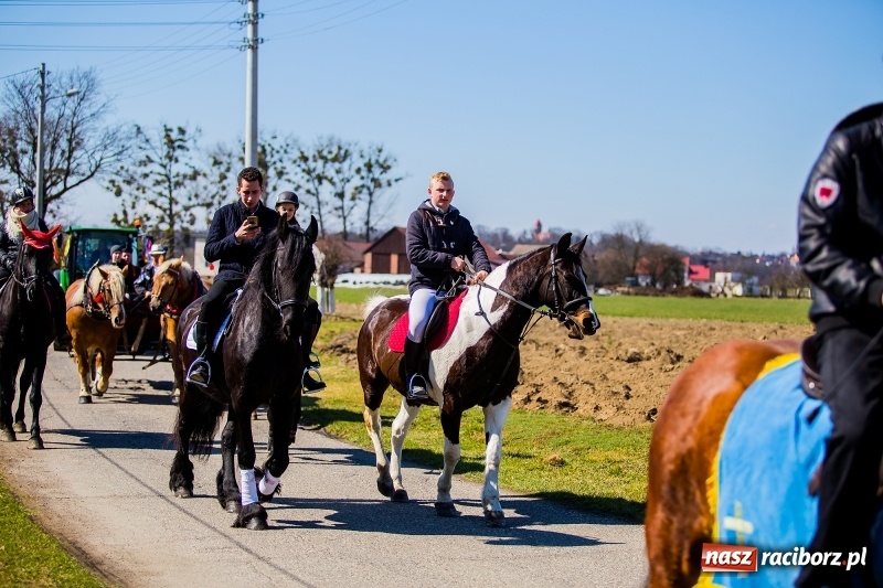 Zdjęcie w galerii na portalu naszraciborz.pl: Tradycji stało się zadość. Procesja konna w Zawadzie Książęcej  wiadomości z regionu