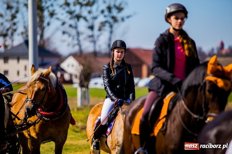 Zdjęcie w galerii na portalu naszraciborz.pl: Tradycji stało się zadość. Procesja konna w Zawadzie Książęcej  wiadomości z regionu
