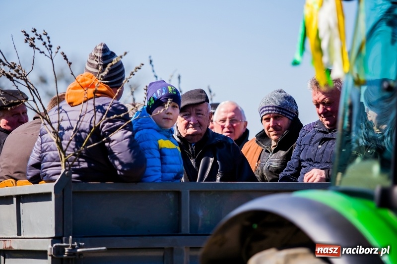 Zdjęcie w galerii na portalu naszraciborz.pl: Tradycji stało się zadość. Procesja konna w Zawadzie Książęcej  wiadomości z regionu