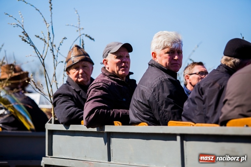 Zdjęcie w galerii na portalu naszraciborz.pl: Tradycji stało się zadość. Procesja konna w Zawadzie Książęcej  wiadomości z regionu