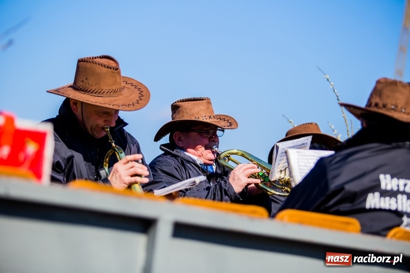 Zdjęcie w galerii na portalu naszraciborz.pl: Tradycji stało się zadość. Procesja konna w Zawadzie Książęcej  wiadomości z regionu