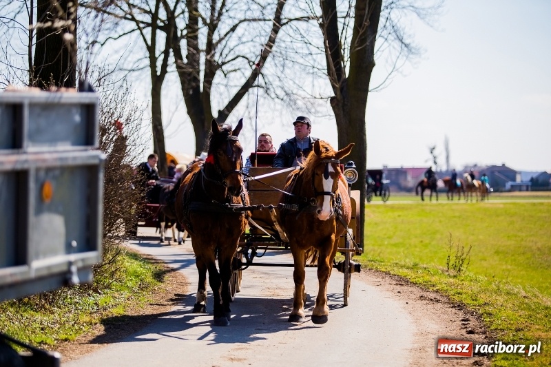 Zdjęcie w galerii na portalu naszraciborz.pl: Tradycji stało się zadość. Procesja konna w Zawadzie Książęcej  wiadomości z regionu