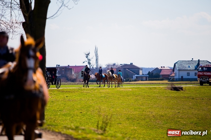 Zdjęcie w galerii na portalu naszraciborz.pl: Tradycji stało się zadość. Procesja konna w Zawadzie Książęcej  wiadomości z regionu