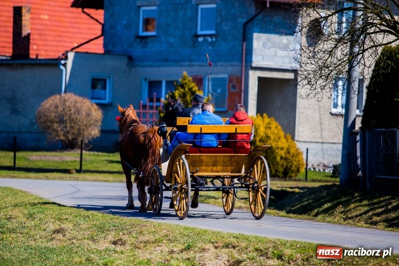 Zdjęcie w galerii na portalu naszraciborz.pl: Tradycji stało się zadość. Procesja konna w Zawadzie Książęcej  wiadomości z regionu